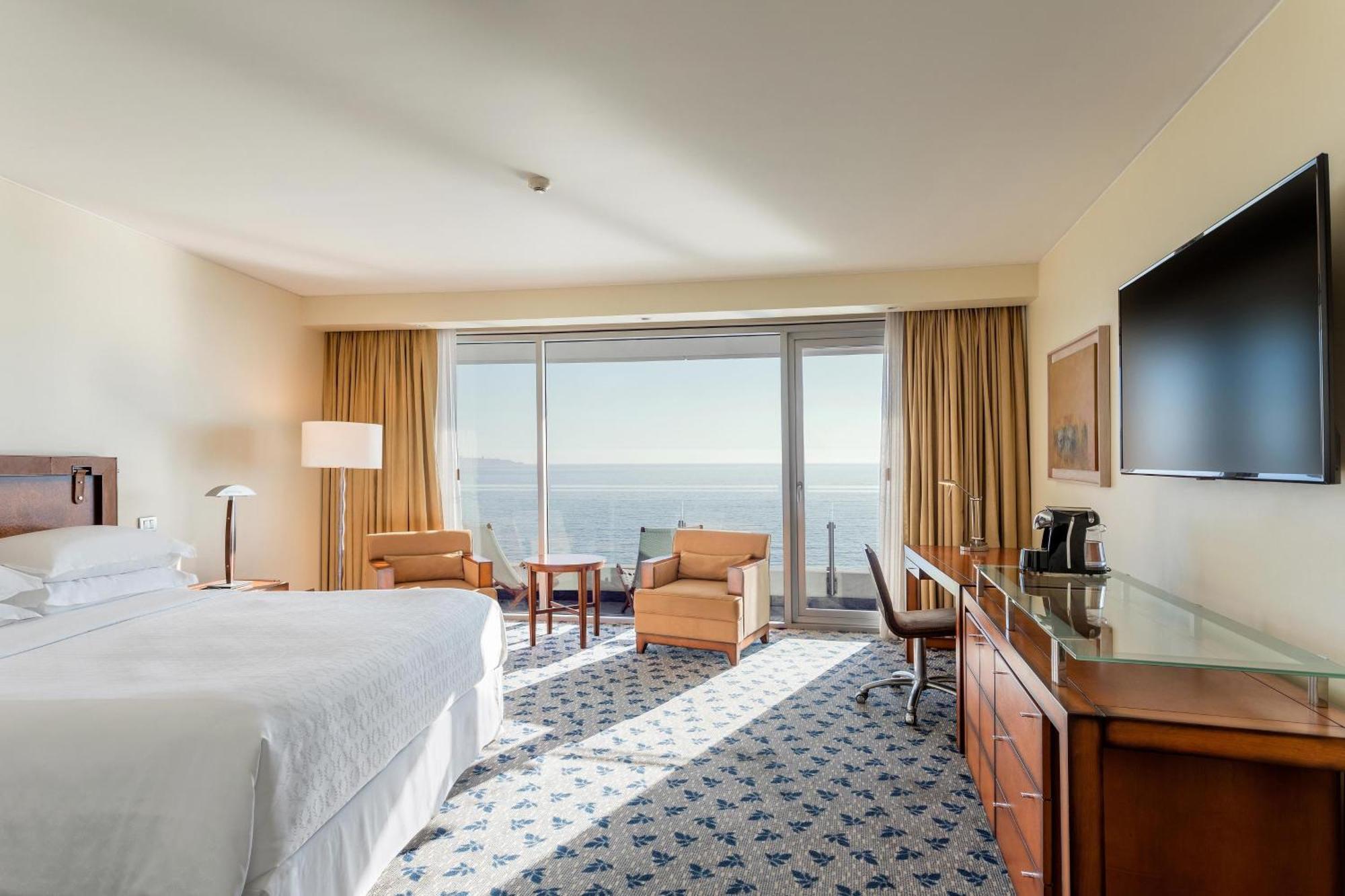 เชอราตัน มิรามาร์ โฮเต็ล แอนด์ คอนเวนชั่น เซ็นเตอร์ Hotel วิญาเดลมาร์ ภายนอก รูปภาพ A guest room at the Hilton Athens